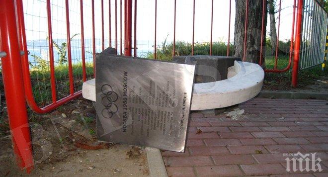 Счупиха паметен знак на Алеята на славата във Варна