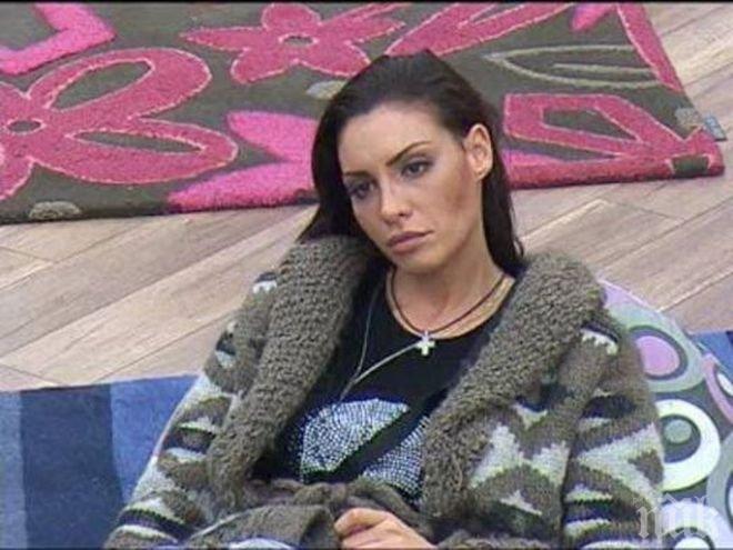 Фен на Черната Златка купи картината с нероденото й дете за 500 лева (снимка)