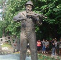 Поругаване! Счупиха лъка на Тодор Колев (снимки)