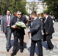 Първо в ПИК! Георги Близнашки и Сергей Станишев на крака пред Валери Петров (снимки)