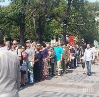 Километър и половина опашка на поклонението на Валери Петров! Хиляди искат да си вземат сбогом