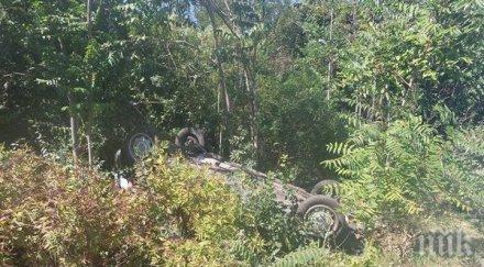 фолксваген преобърна канавката входа бургас снимки