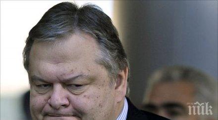 правителствен самолет гръцки министър борда кацна аварийно солун