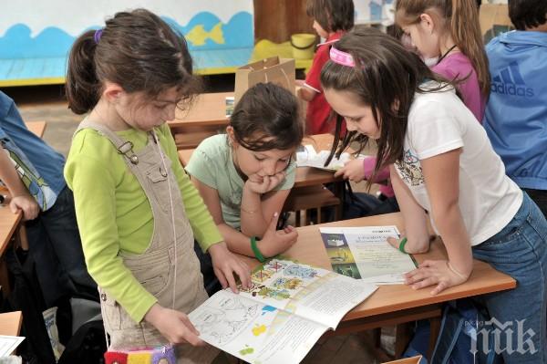 Дариха ученически пособия на деца от Аспарухово и Галата