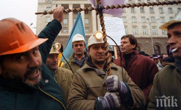 120 миньори протестираха под земята в Бобов дол