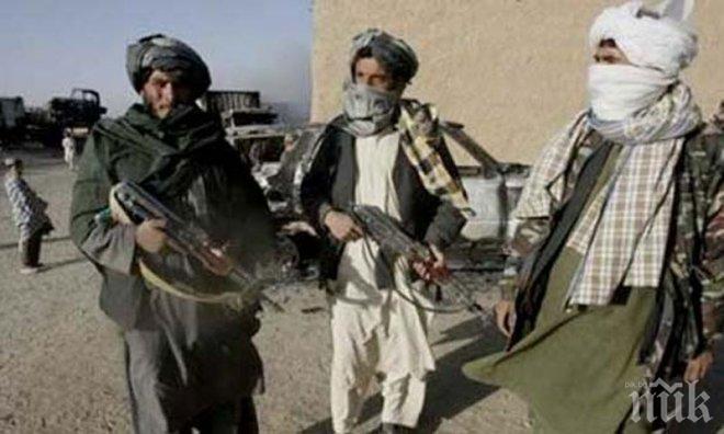 Талибаните атакуват американска база