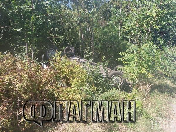 Фолксваген се преобърна в канавката на входа на Бургас (снимки)
