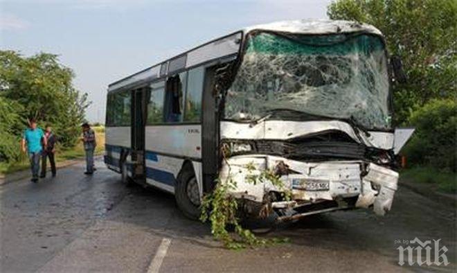 Сблъсък между камион и автобус в Афганистан уби най-малко 19 души 