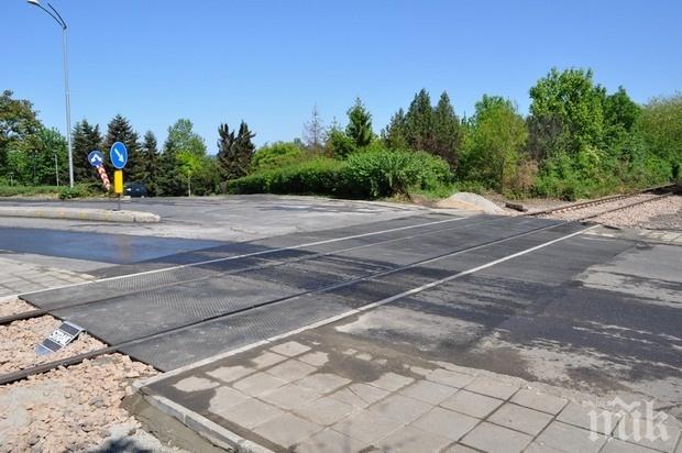 Влекач отнесе автобус на жп прелез край Враца