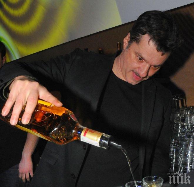 Мариан Вълев закъса с парите, проси за цигари на плаж край Созопол