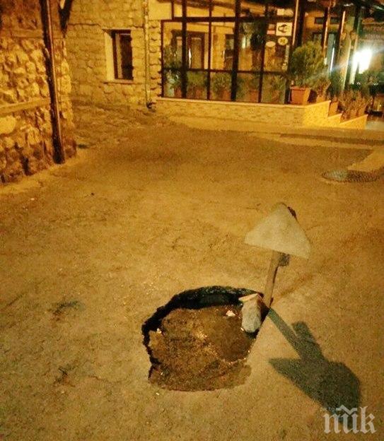 Моторист от Несебър катастрофира заради огромна дупка в Стария град

