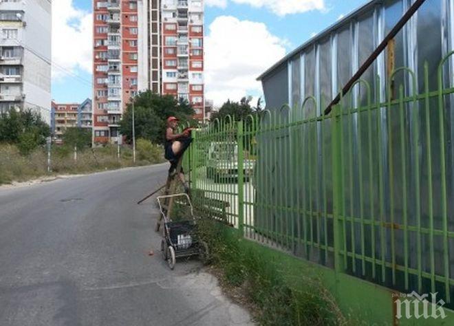 Шок! Циганин влезе да краде и се заби в шиша на оградата! Полицаи го свалят (снимки)