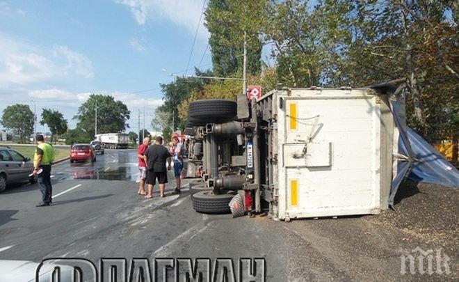 ТИР със слънчоглед се обърна на Детелината в Бургас, цигани „влачат” изсипаното