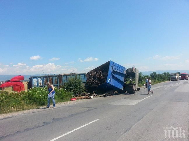 Полски ТИР се преобърна край Велико Търново, затвори пътя за Русе