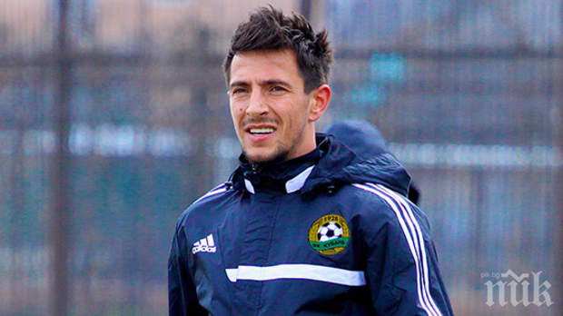 Фенове полудяха! Нацелиха с камък треньора на Манолев