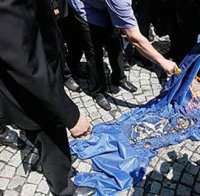 Сръбски националисти горят знамена на ЕС, НАТО и Косово