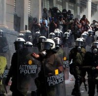 Гръцката полиция щурмува солунския университет