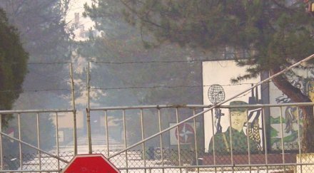 трима баровци наддават стара казарма