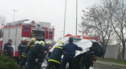 мерцедес обърна шумен