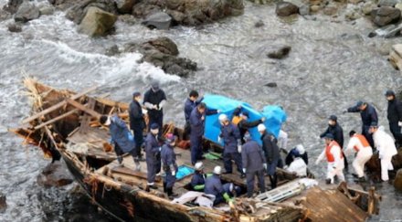 откриха трупове разнебитена лодка