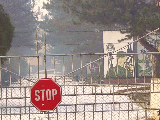 Трима баровци наддават за стара казарма