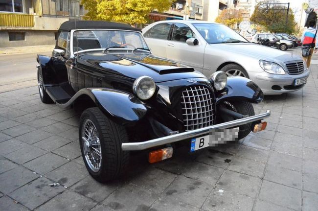 Паркираха пантера в центъра на Варна (Снимки)