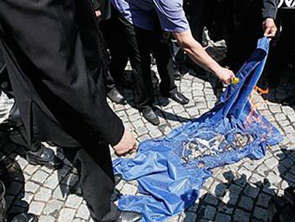 Сръбски националисти горят знамена на ЕС, НАТО и Косово