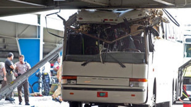 Автобус се разби на летището в Маями, има загинали (Видео)