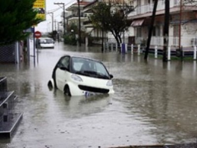 Торнадо и проливни дъждове блокираха Гърция