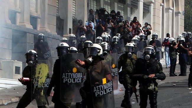 Гръцката полиция щурмува солунския университет