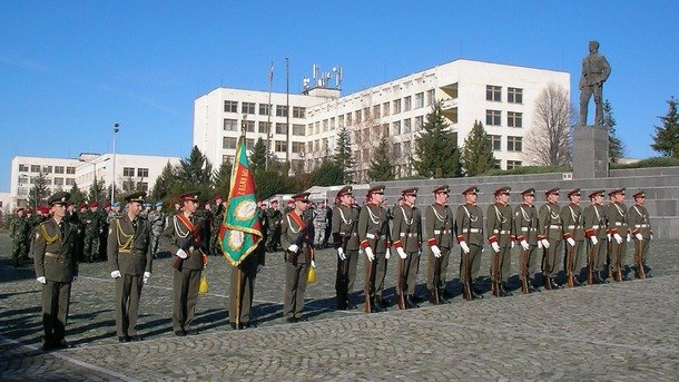 Масово напускат армията