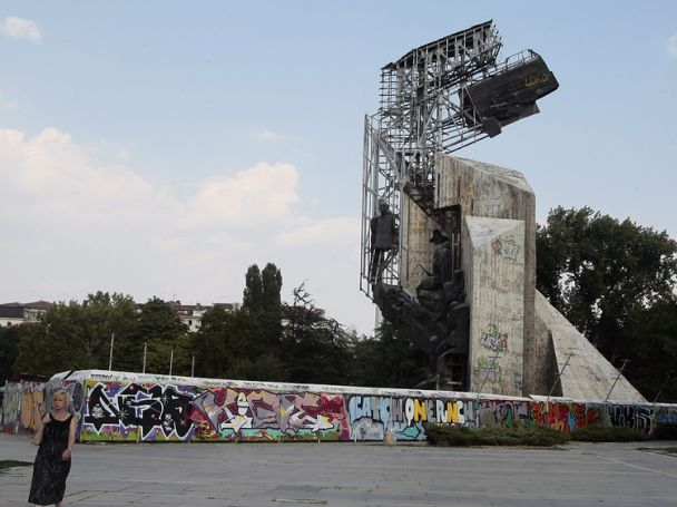 Общината пита в интернет да остане ли паметникът до НДК