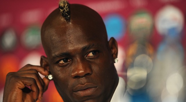 Балотели си татуира фраза на Чингиз хан