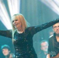 Невероятно! Лили Иванова с таен обожател – мним художник я затрупва с цветя (снимка)
