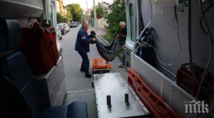 скандално линейки прехвърлят пациенти насред пътя