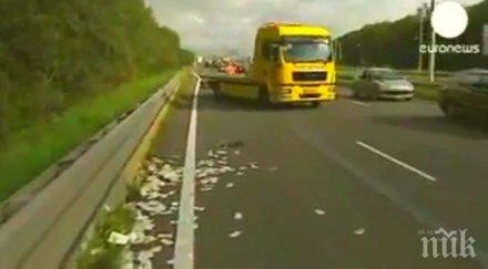 лудница хиляди банкноти разпилени магистрала катастрофа видео