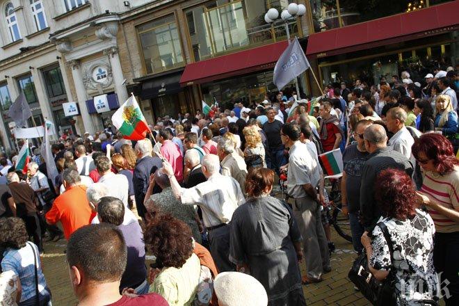 80 клиенти на КТБ спряха движението пред Народното събрание, викат срещу Искров, Порожанов и Плевнелиев (обновена)