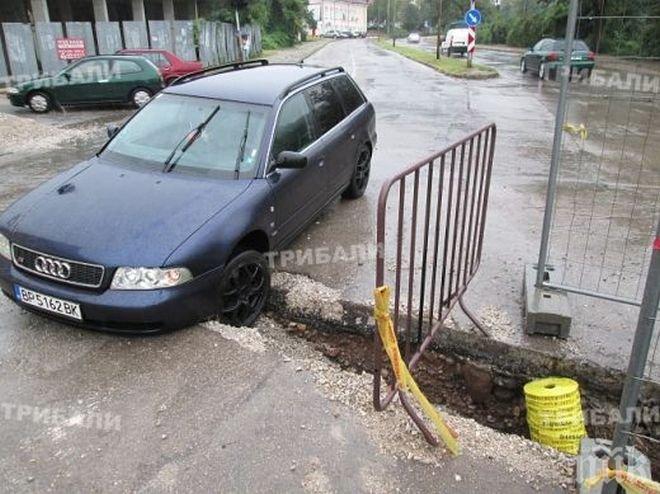 Ауди пропадна в изкоп във Враца (снимка)