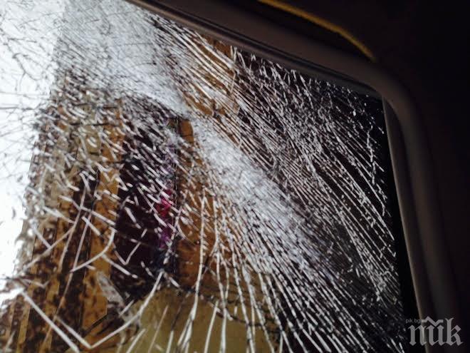 Ексклузивно в ПИК! Ужасен инцидент в Пловдив: Ракета се заби в лека кола! (уникални снимки)