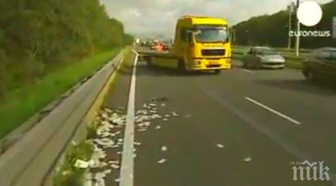 Лудница! Хиляди банкноти разпилени по магистрала след катастрофа! (видео)