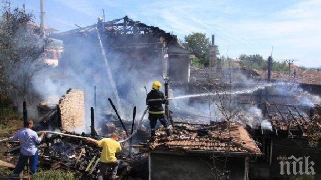 Огнен ад в Дебелец! Къща изгоря до основи, пламъците обхванаха и съседните постройки (снимки)