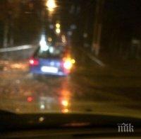 Порой, придружен от гръмотевици, се изсипа над София! Коли закъсаха в половин метър вода в 