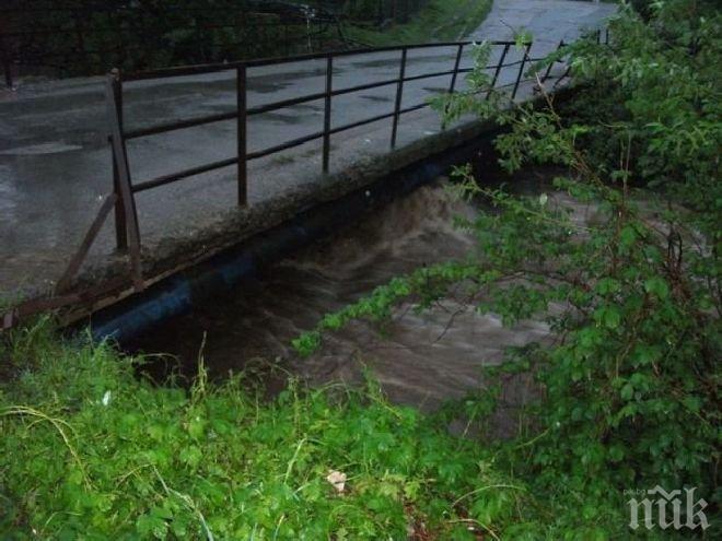 Бедствено положение в Берковица, 2 м вълна заля къщи, срина 3 моста