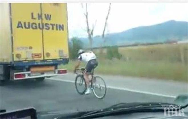 Лудница на пътя! Колоездач лети със 100 км/ч на магистрала Тракия (видео)