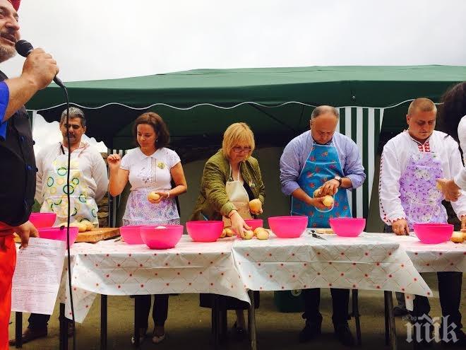 Мария Капон би Таня Андреева в състезание по белене на картофи (снимка)