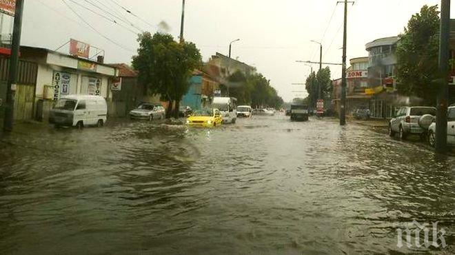 Квартал Комлука в Бургас стана като река. Хората се молят да няма нови валежи (снимки)