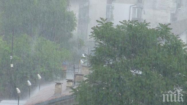 Дъждовете събориха пешеходен мост в Сливен (снимки)