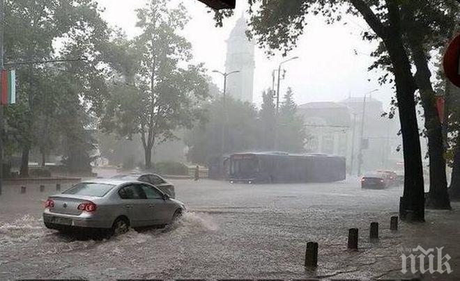 Kошмарът се повтаря! Половин България е под вода, села и градове са залети! Бургас и Поморие са наводнени, колите плуват (обновена и снимки)