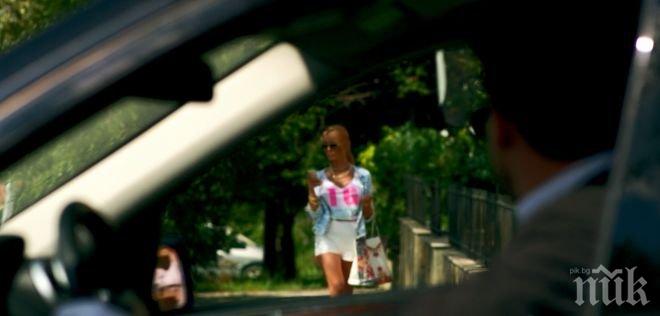 Ексклузивно в ПИК! Мис Плеймейт Елена май не е с депутат, забелязаха я с млад мъж (снимки)