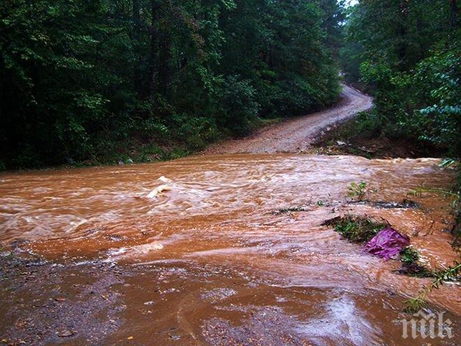 Ужас! Цунами заплашва да залее цяло село в Силистренско